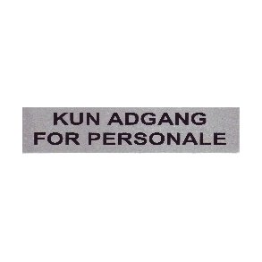 KUN ADGANG FOR PERSONALE  selvkl�bende skilt i aluminium  4,5x16,5  mm