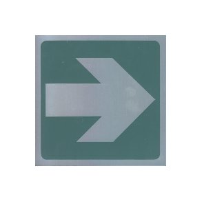 PIL P GRN BAGGRUND-  selvklbende skilt i aluminium 14x14  mm