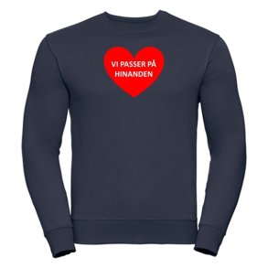 Sweatshirt med tryk - vi passer p hinanden i rdt hjerte