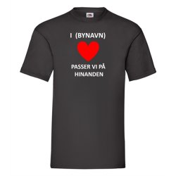 T-shirts med - I (bynavn passer) vi p hinanden - rdt hjerte