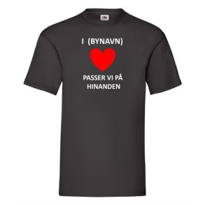 T-shirts med - I (bynavn passer) vi p� hinanden - r�dt hjerte